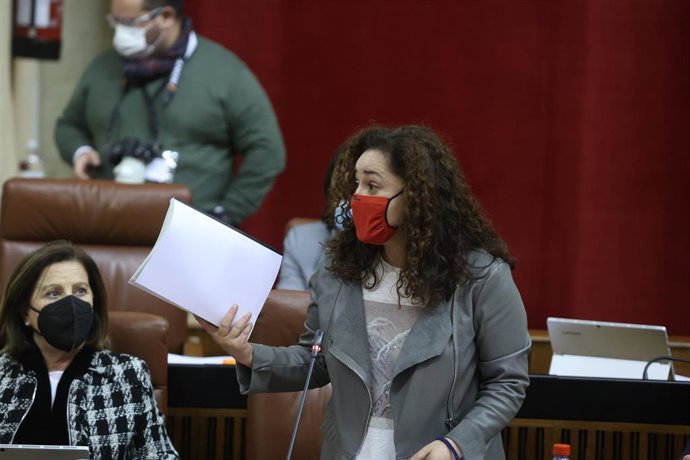 La portavoz de Unidas Podemos por Andalucía, Inmaculada Nieto, este jueves durante la pregunta al presidente andaluz, Juanma Moreno.