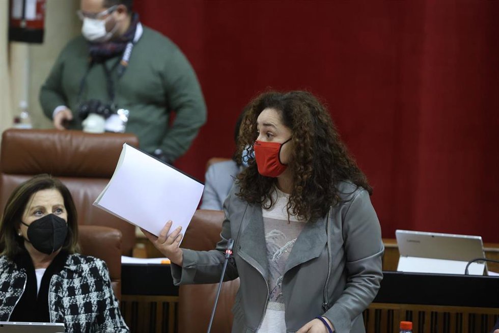La portavoz de Unidas Podemos por Andalucía, Inmaculada Nieto, este jueves durante la pregunta al presidente andaluz, Juanma Moreno.