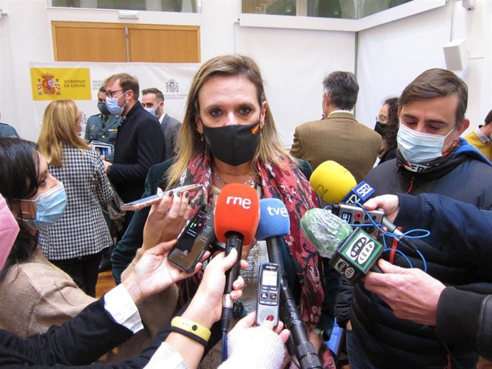 La delegada del Gobierno en Extremadura, Yolanda García Seco, atiende a los medios de comunicación.