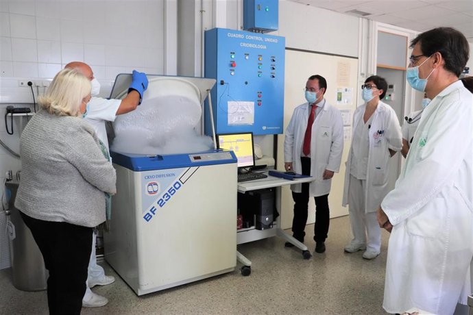 La delegada de Salud y Familias, Manuela Caro, en su visita al servicio de Hematología del Hospital Juan Ramón Jiménez con motivo de los 15 años de autotrasplantes de médula ósea.