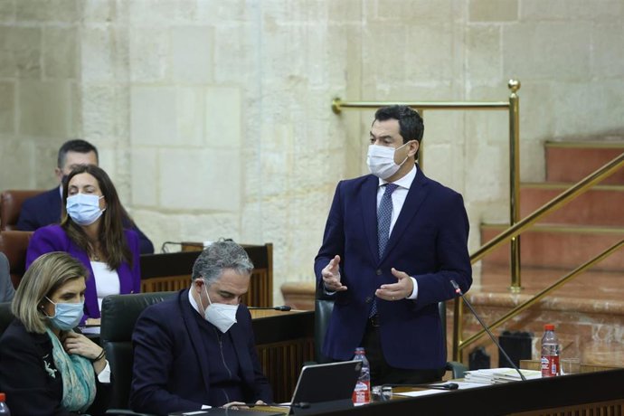 Juanma Moreno, este jueves en el Pleno del Parlamento.