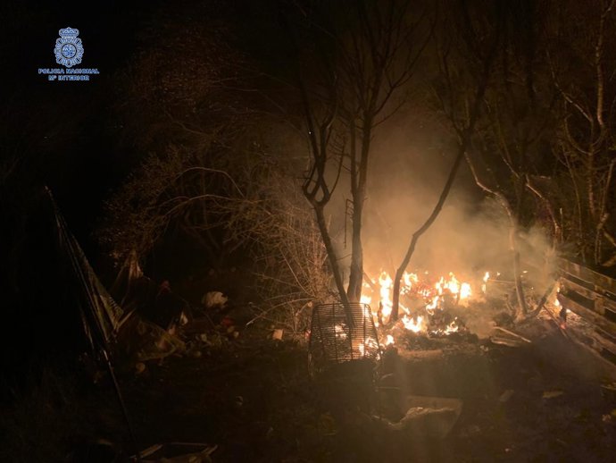 Incendio en una tienda de campaña en la que residía un hombre en el Polígono de Can Valero.