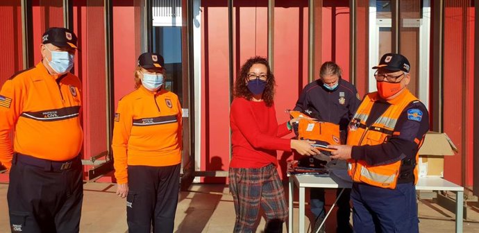 La primera teniente alcalde de Seguridad Ciudadana, Joana Adrover, entregando los uniformes.