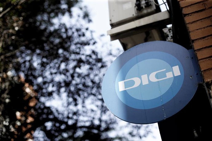 Archivo - Un cartel con el logotipo de Digi Mobil en la fachada de una tienda.
