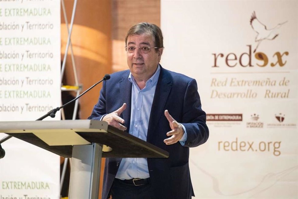 El presidente de la Junta de Extremadura, Guillermo Fernández Vara, en la firma con los grupos de acción local.