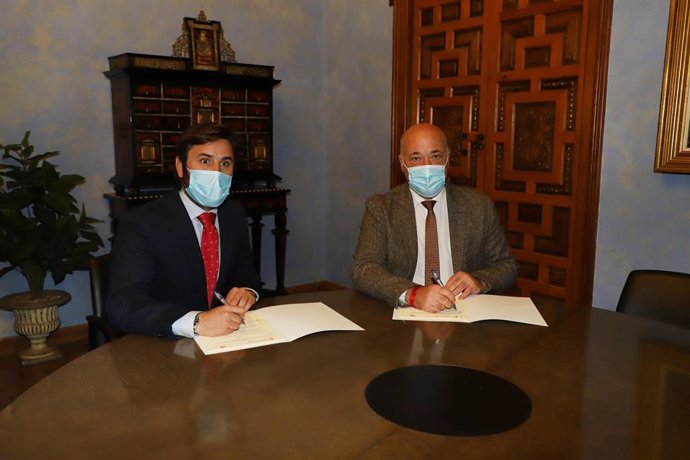 Almagro y Ruiz, durante la firma del convenio.