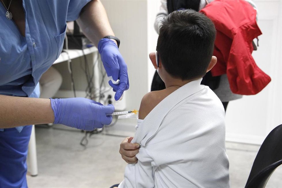 Un niño recibe una dosis de la vacuna contra el Covid-19, en el Hospital de Son Dureta.