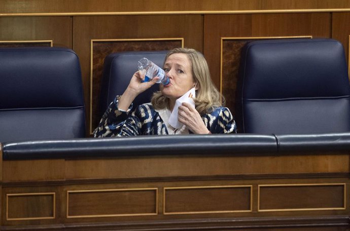 La vicepresidenta primera y ministra de Asuntos Económicos y Transformación Digital, Nadia Calviño, bebe agua en una sesión plenaria en el Congreso