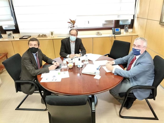 El director territorial de Agroseguro en Aragón, Juan Cruzán, y el consejero de Agricultura, Ganadería y Medio Ambiente del Gobiernod e Aragón, Joaquín Olona.