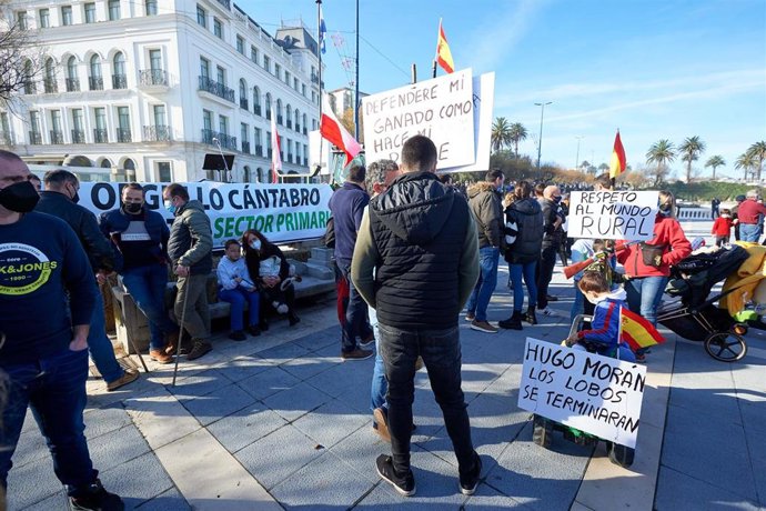 Varias personas se concentran en una manifestación de profesionales de la ganadería, a 12 de diciembre de 2021, en Santander, Cantabria (España). Las organizaciones UGAM-COAG, ASAJA, UPA y AIGAS convocan esta protesta y tractorada para expresar el males
