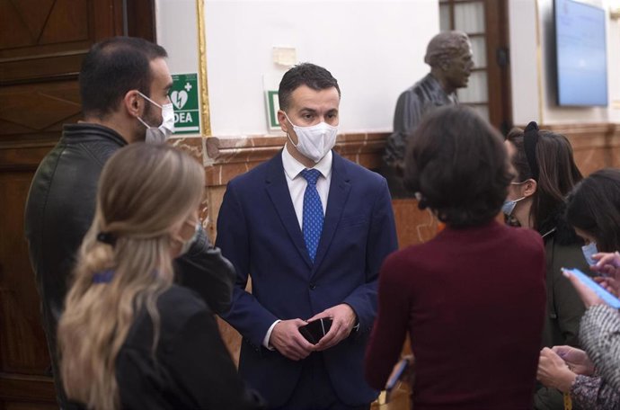 El portavoz del Grupo Parlamentario Socialista en el Congreso de los Diputados, Héctor Gómez, a su llegada a una sesión plenaria en el Congreso de los Diputados, a 16 de diciembre de 2021, en Madrid, (España).