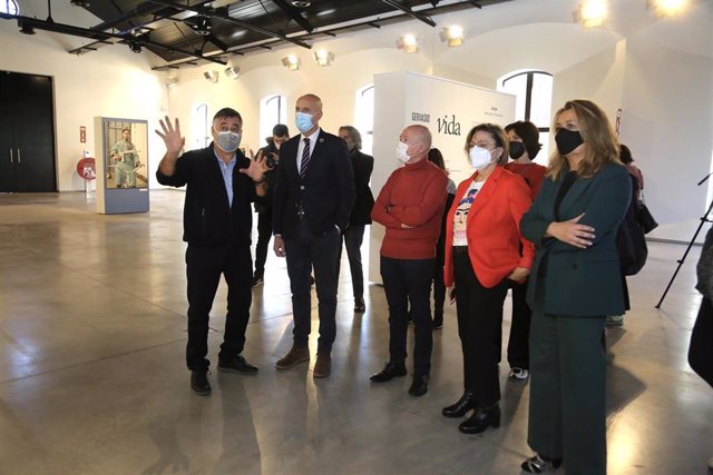 El alcalde de León, José Antonio Diez, visita la inauguración de la exposición 'Vida' de Gervasio Sánchez.