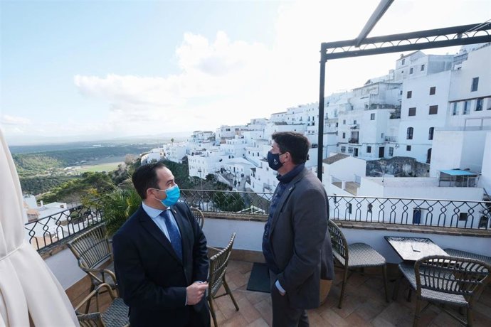 Juan Marín con el alcalde de Vejer.