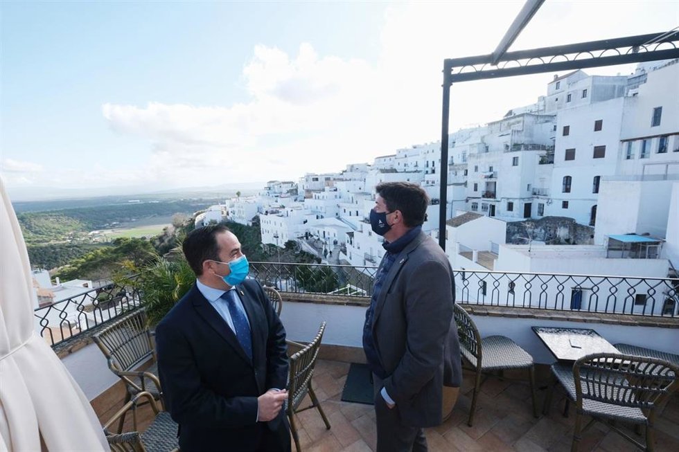 Juan Marín con el alcalde de Vejer.