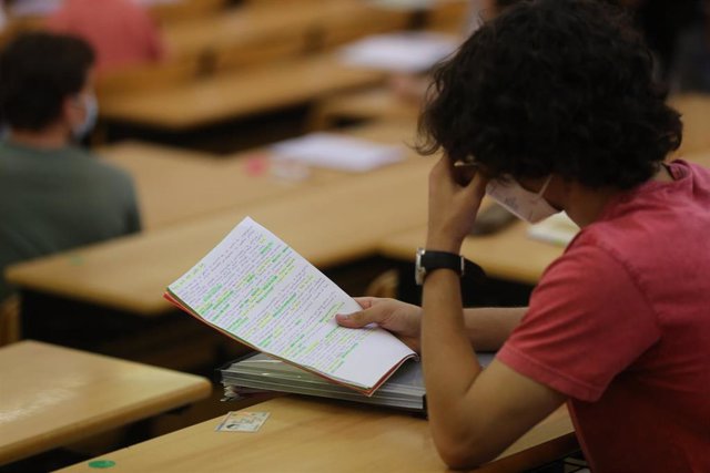 Archivo - Un estudiante realiza un examen el día del comienzo de los exámenes de selectividad 2021