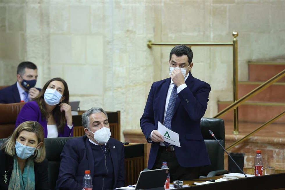 El presidente de la Junta, Juanma Moreno, en la sesión de control al gobierno en el Parlamento de Andalucía.