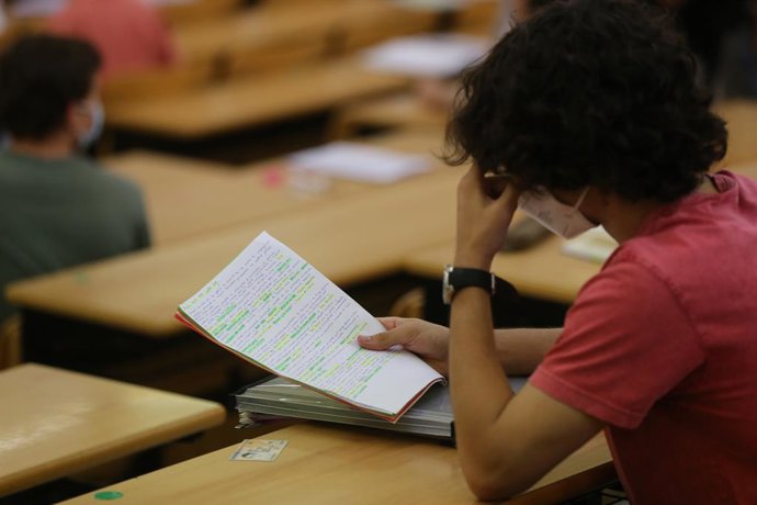 Archivo - Un estudiante realiza un examen el día del comienzo de los exámenes de selectividad 2021, a 7 de junio de 2021, en la Facultad de Ciencias Económicas y Empresariales ubicada en el Campus de Somosaguas de la Universidad Complutense de Madrid, P