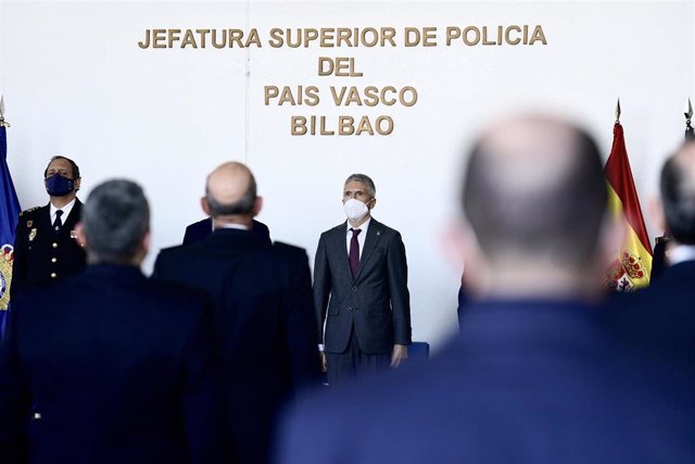 El ministro de Interior, Fernando Grande-Marlaska,  en el acto de toma de posesión del nuevo jefe superior de Policía en el País Vasco, Jesús Herranz Torrubia, en Basauri (Bizkaia)