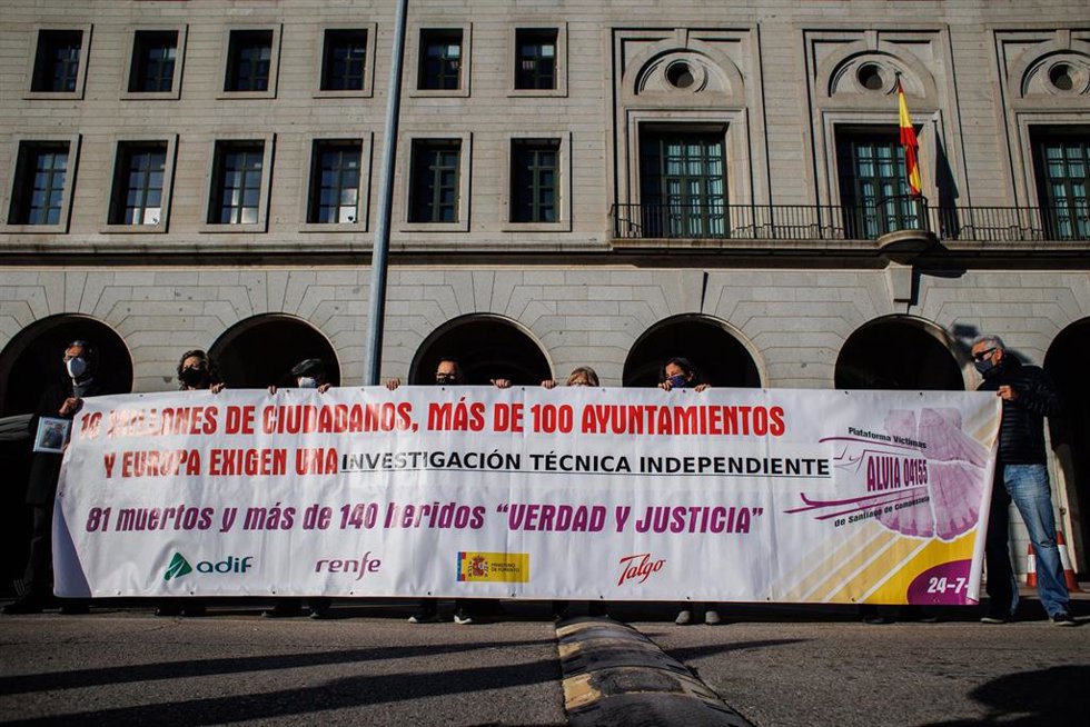 arios representantes de la Asociación de Perjudicados por el Accidente Ferroviario del Alvia de Santiago de Compostela (APAFAS) con una pancarta, antes de su reunión con la ministra de Transportes, Movilidad y Agenda Urbana, en la sede del Ministerio, a