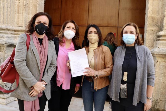 La consejera de Agricultura, Ganadería, Pesca y Desarrollo  Sostenible de la Junta de Andalucía, Carmen Crespo, entrega en el Parlamento andaluz una copia del proyecto de Ley de Economía Circular (LECA).