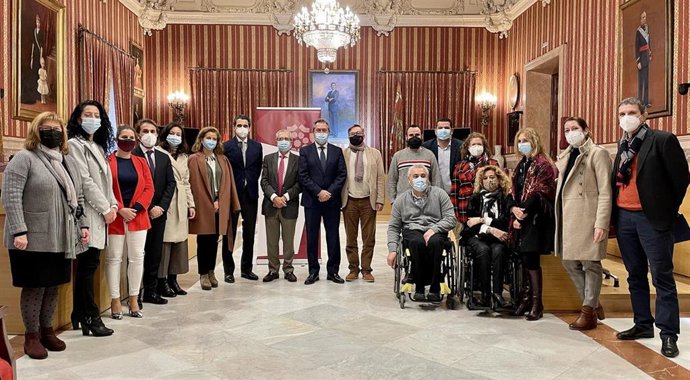 El alcalde de Sevilla, Juan Espadas, ha clausurado la cuarta edición del programa municipal Inserta Sevilla en el Salón Colón.