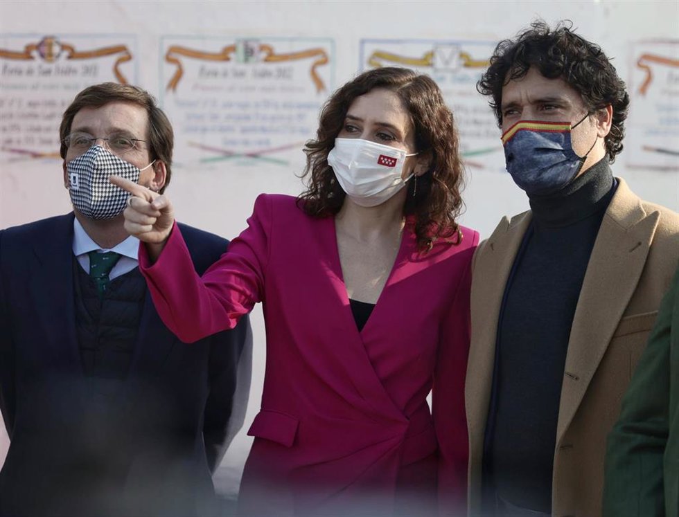 El alcalde de Madrid, José Luis Martínez-Almeida, y la presidenta de la Comunidad de Madrid, Isabel Díaz Ayuso, durante una visita a la escuela regional de tauromaquia José Cubero Yiyo.