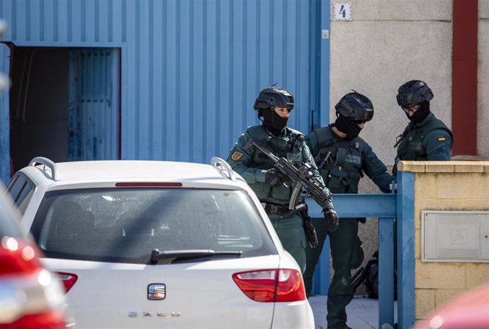 Archivo - Agentes de la Guardia Civil en una operación contra el narcotráfico