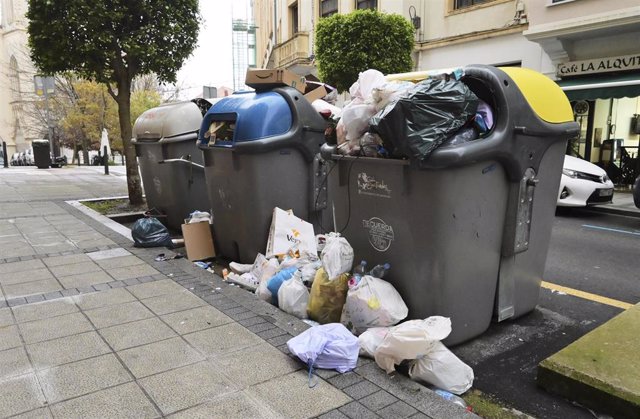 Varios contenedores con basura en Santander