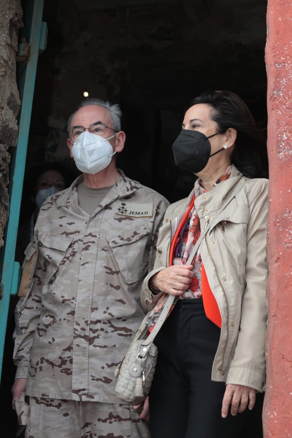 La ministra de Defensa, Margarita Robles, junto al JEMAD, almirante general Teodoro López Calderón, en la isla de Gorée (Senegal)