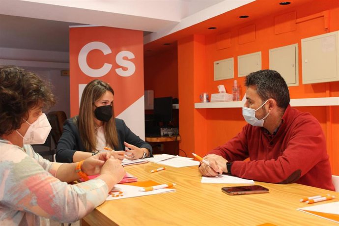 La coordinadora de Cs en Huelva y diputada provincial, María Ponce, en una reunión con el vicepresidente de la Federación Nacional de Cofradías de Pescadores, presidente de la andaluza y patrón mayor de Punta Umbría, Manuel Fernández Belmonte.