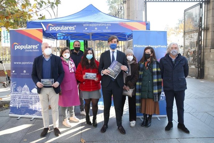 El vicesecretario de Comunicación del PP, Pablo Montesinos, participa en una mesa informativa del PP para explicar su propuesta de rebaja del recibo de la luz en el Retiro. En Madrid, 16 de diciembre de 2021.