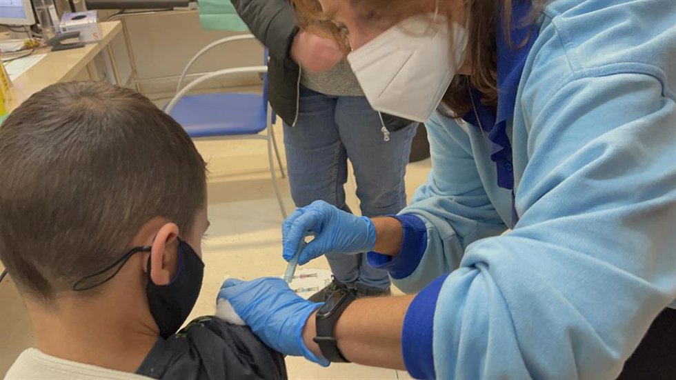 Niño vacunado durante el primer día de vacunación de los menores de entre nueve y once años, foto de recurso