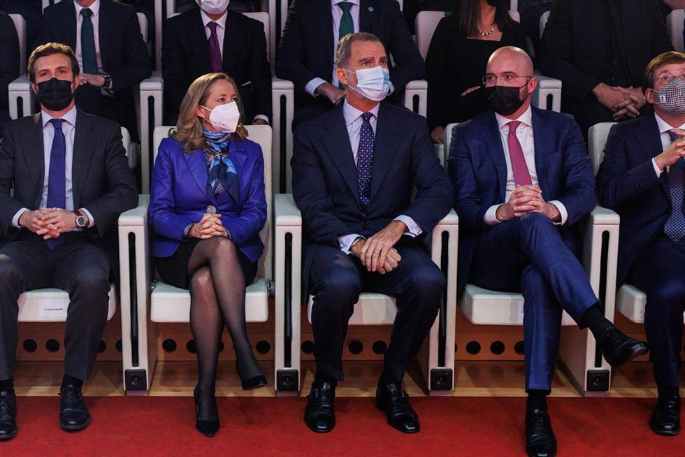 El presidente del PP, Pablo Casado; la vicepresidenta primera y ministra de Asuntos Económicos, Nadia Calviño; el rey Felipe VI; el presidente de CEAJE, Fermín Albaladejo y el alcalde de Madrid, José Luis Martínez-Almeida
