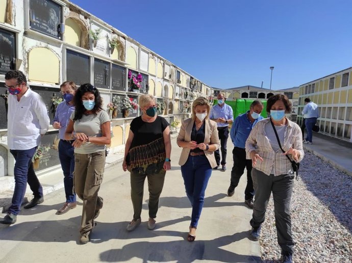 La alcaldesa de Alcalá de Guadaíra (Sevilla), Ana Isabel Jiménez, ha visitado este jueves los trabajos de la fosa común en el Cementerio local.
