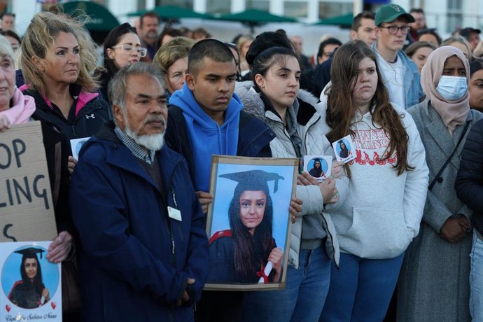 Archivo - 05 October 2021, United Kingdom, Eastbourne: People attend a vigil for Sabina Nessa at Eastbourne Pier in East Sussex. Garage worker Koci Selamaj allegedly attacked the 28-year-old school teacher as she walked through Cator Park in Kidbrooke, 