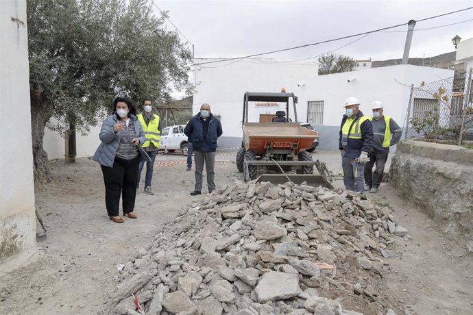 Matilde Díaz visita obras del PFEA en la barriada de la Fuente de la Higuera en el municipio de Benizalón junto al alcalde Emilio Cid
