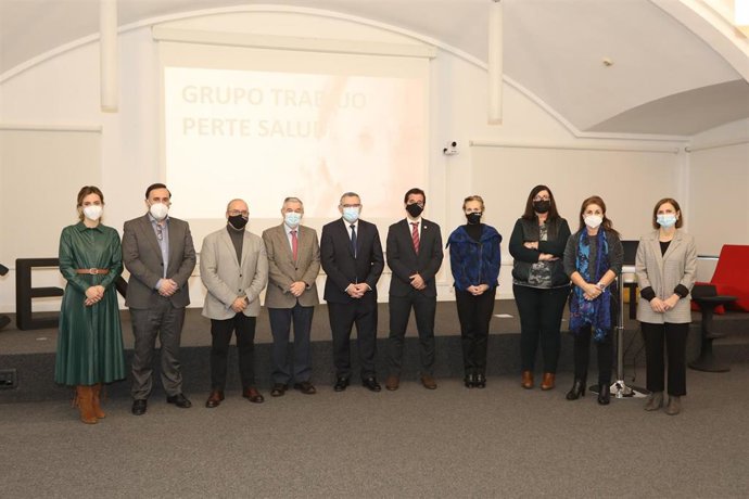 Los consejeros con las participantes en el encuentro.