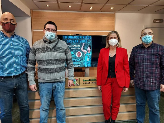 Amaia del Campo y Oscar Cea, del HGB Ausarta, presenta la iniciativa solidaria.