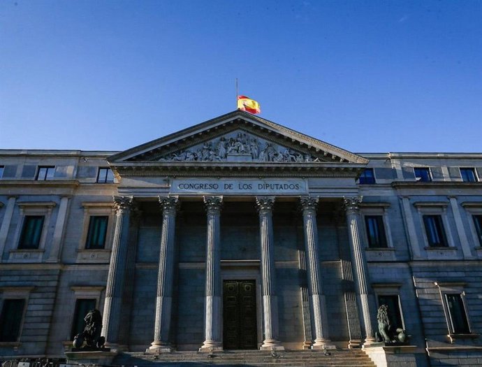 Archivo - La bandera del Congreso ondea a media asta por los fallecidos del coronavirus