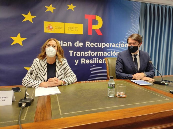 La delegada del Gobierno en Castilla y León, Virginia Barcones, y el consejero de Fomento y Medio Ambiente, Juan Carlos Suárez-Quiñones, durante la reunión de coordinación de cara a la campaña de vialidad invernal.