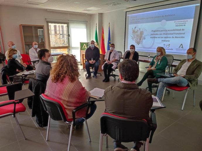 Reunión sobre el programa para pacientes con diversidad funcional auditiva.