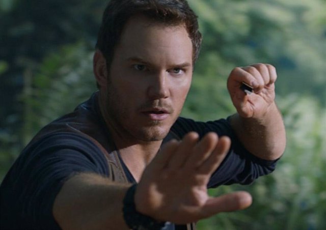 Jurassic World Dominion: Chris Pratt salva a un dinosaurio en la nieve en la nueva imagen de la película