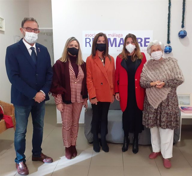 La secretaria general de Familias de la Junta de Andalucía, Ana Mata, visita las instalaciones que tiene en Málaga la Fundación Red Madre.