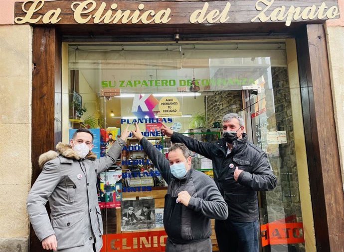 Los concejales visitan uno de los establecimientos adheridos a la red del proyecto Konpondu