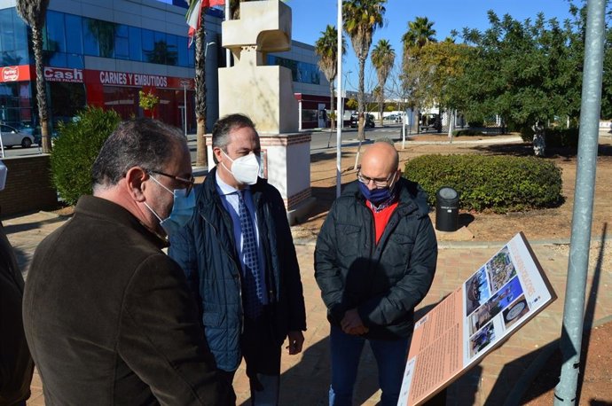 Pimentel (centro), durante su visita a Fuente Palmera.