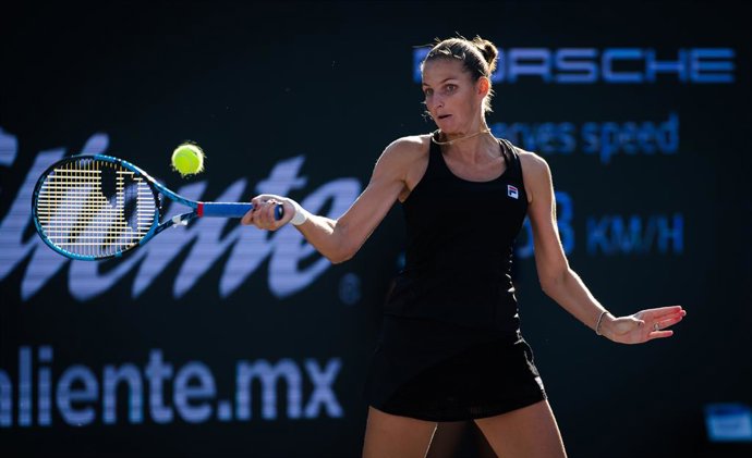 Archivo - Karolina Pliskova of the Czech Republic in action during the third round robin match at the 2021 Akron WTA Finals Guadalajara WTA tennis tournament against Barbora Krejcikova of the Czech Republic