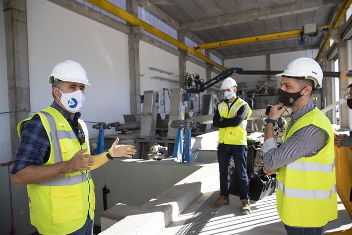 El consejero de Transición Ecológica del Gobierno de Canarias, Javier Rodríguez (d), en el polígono industrial de Güímar