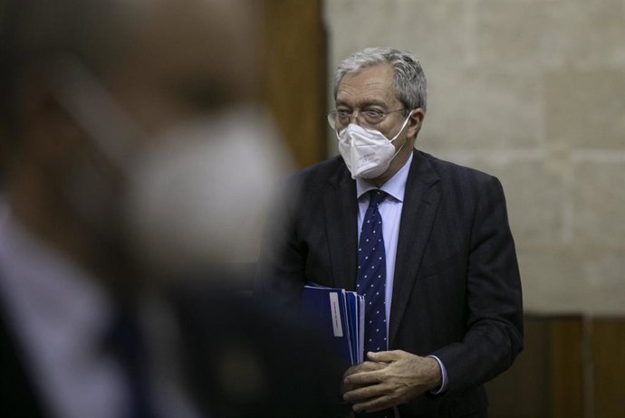 Archivo - El consejero de Economía, Rogelio Velasco, en el Pleno del Parlamento en foto de archivo.