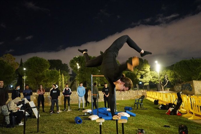 Exhibición de calistenia en el parc de la Riera en la jornada 'IME als barris'.