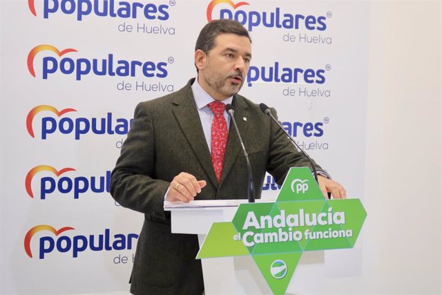 El secretario general del PP de Huelva y senador por la provincia onubense, José Enrique Sánchez, en rueda de prensa.